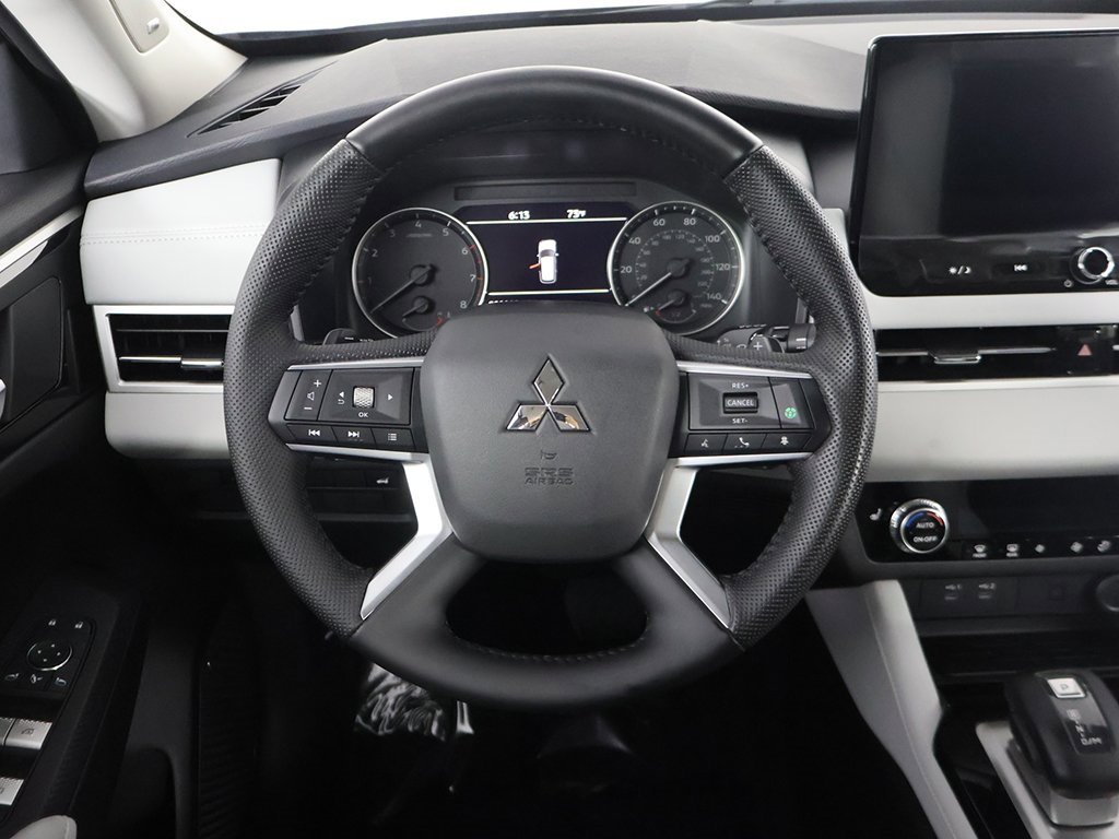 New 2025 Mitsubishi Outlander SE image 39