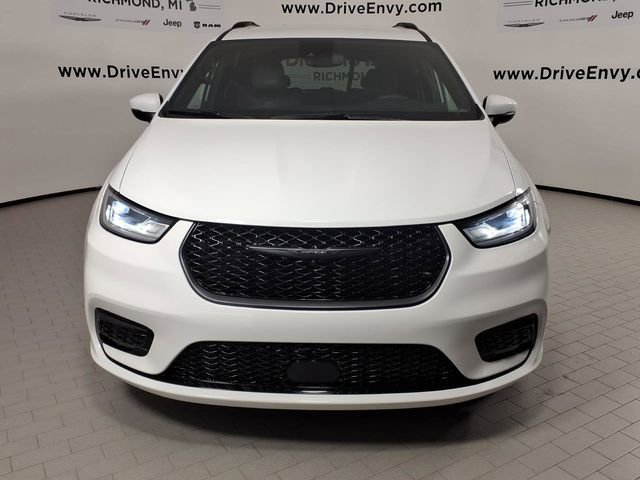Used 2023 Chrysler Pacifica Touring-L w/ S Appearance Package AWD/4WD image 2