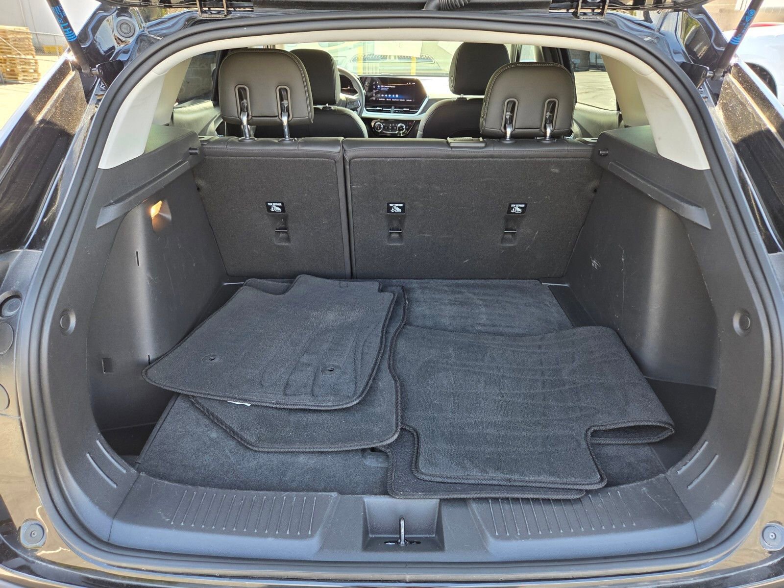 Used 2025 Chevrolet Trax LT FWD image 13