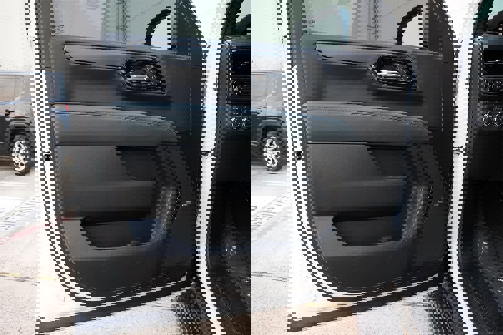 Used 2025 GMC Yukon AT4 w/ AT4 Premium Package image 18