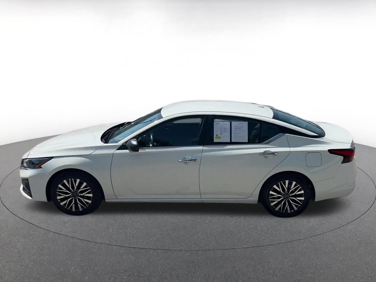 Used 2025 Nissan Altima 2.5 SV FWD image 9