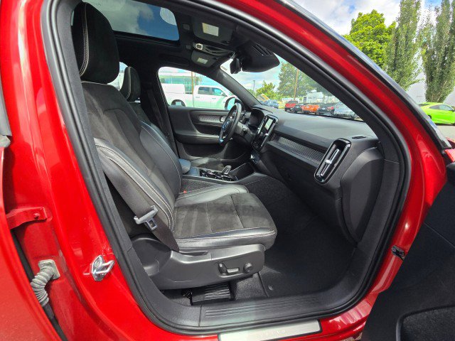 Used 2021 Volvo XC40 T5 R-Design image 11