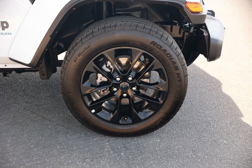 Used 2025 Jeep Wrangler Unlimited Sahara w/ Safety Group image 8