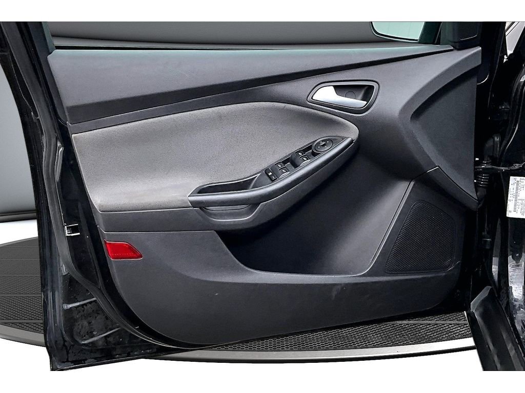 Used 2014 Ford Focus SE w/ SE Winter Package image 18