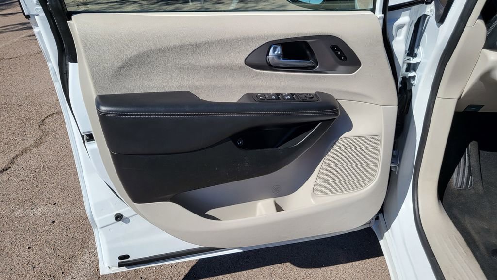 Used 2024 Chrysler Pacifica Select image 27