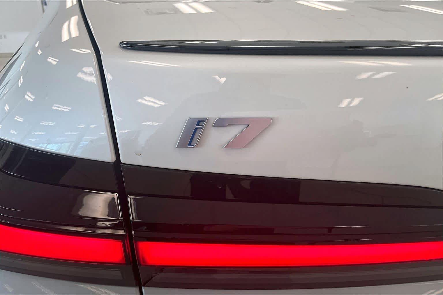 Used 2025 BMW i7 xDrive60 AWD/4WD image 9