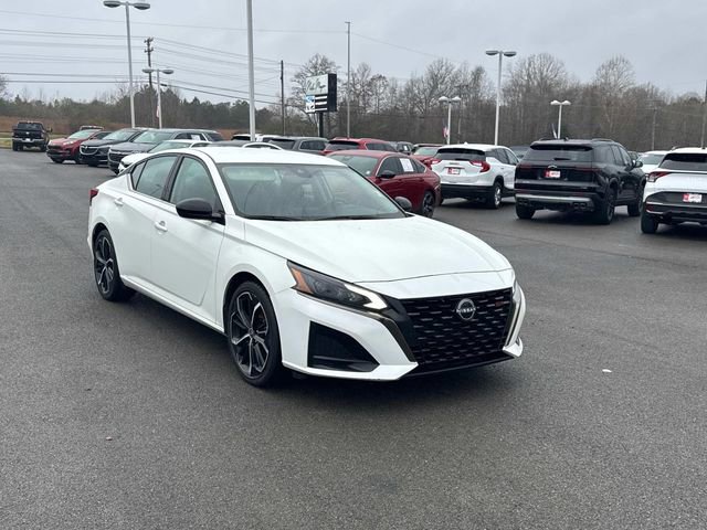 Used 2023 Nissan Altima 2.5 SR image 2