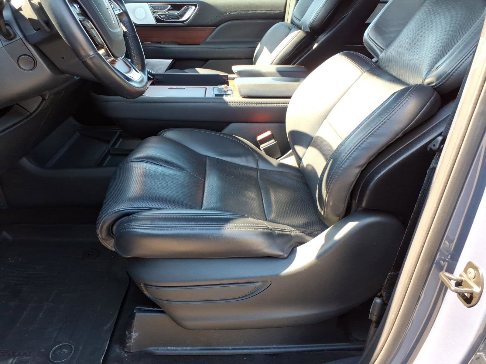 Used 2022 Lincoln Navigator Reserve AWD/4WD image 16