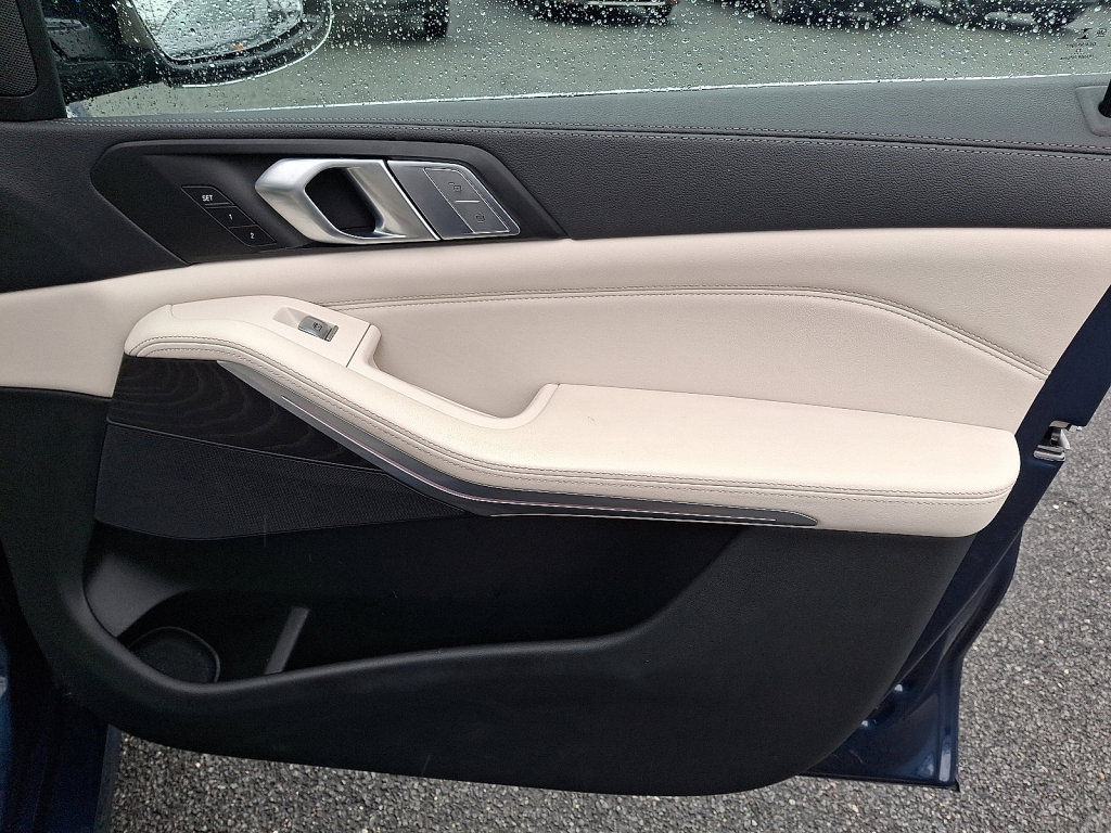 Used 2022 BMW X7 xDrive40i w/ Premium Package image 8