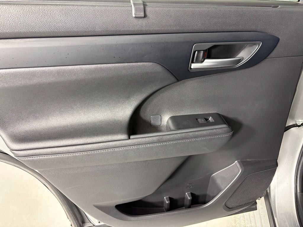 Used 2024 Toyota Highlander XLE FWD image 34
