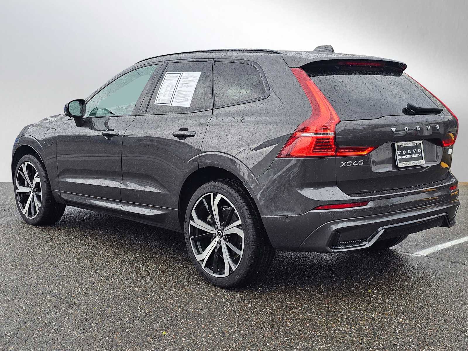 Used 2022 Volvo XC60 T8 R-Design w/ Advanced Package AWD/4WD image 5