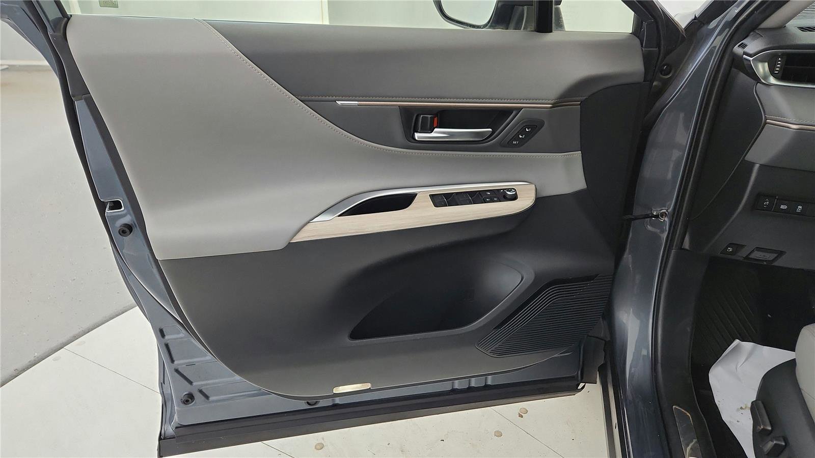 Certified 2022 Toyota Venza XLE image 22