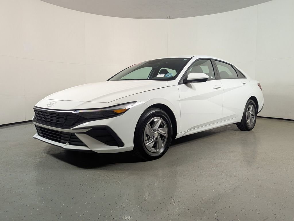Used 2025 Hyundai Elantra SE image 3