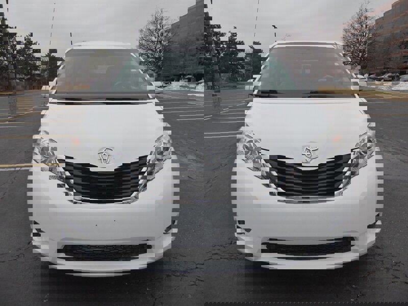 Used 2014 Toyota Sienna LE image 2