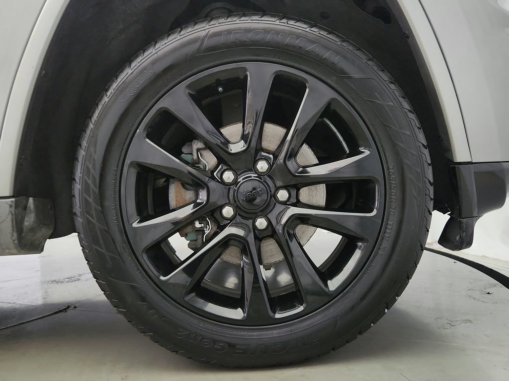 Used 2019 Jeep Grand Cherokee Laredo AWD/4WD image 36