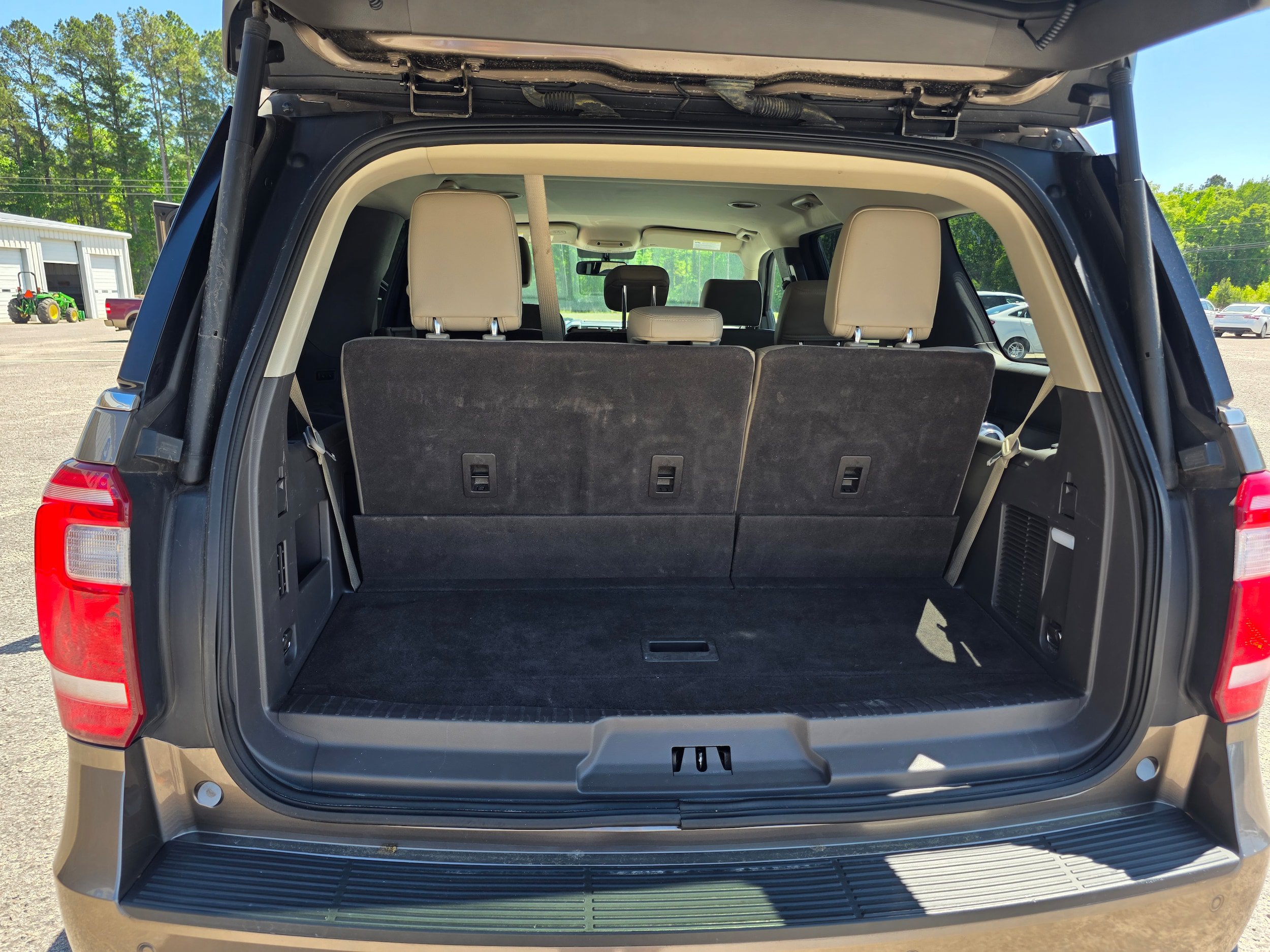 Used 2019 Ford Expedition XLT w/ Equipment Group 202A RWD image 16
