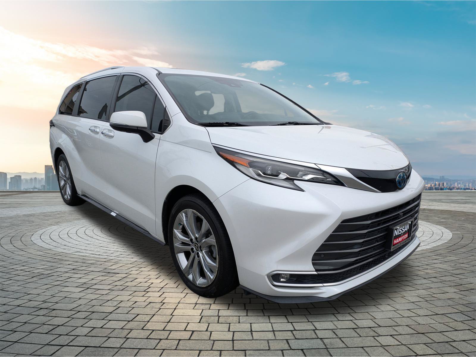 Used 2022 Toyota Sienna Platinum FWD image 2