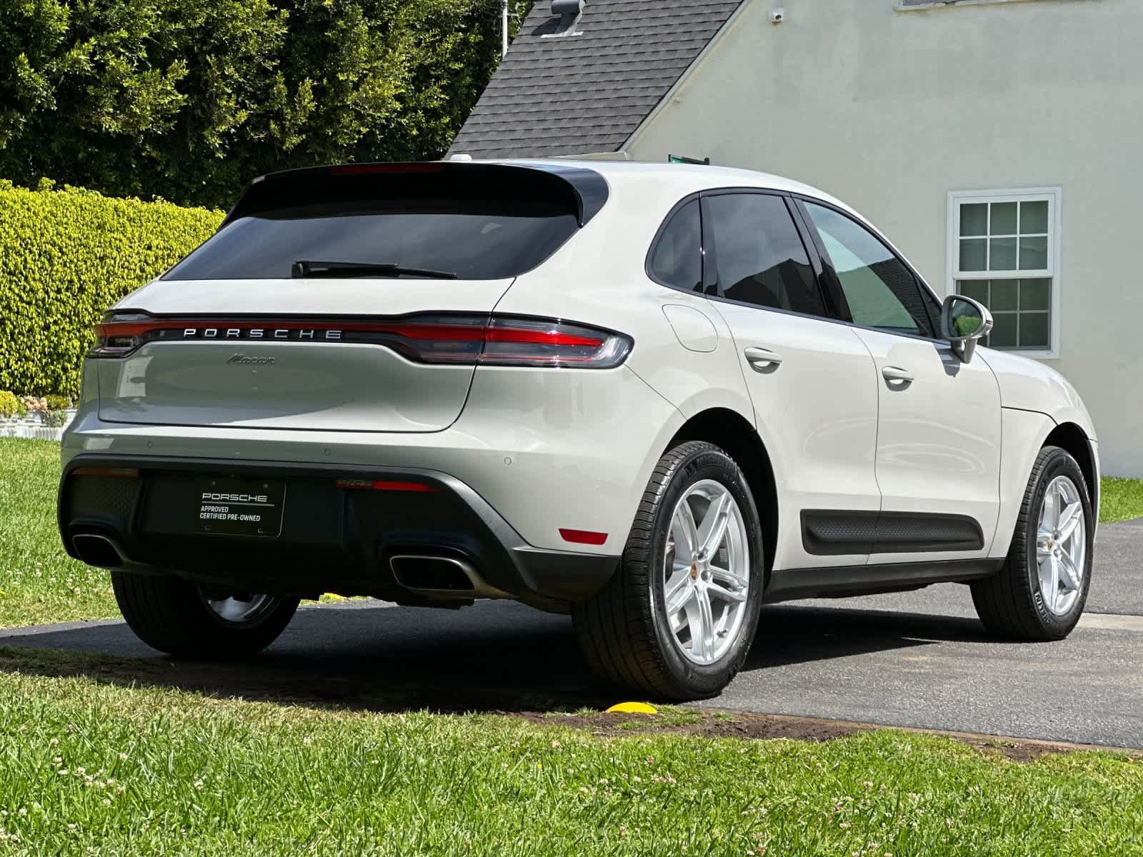 Certified 2025 Porsche Macan AWD/4WD image 8