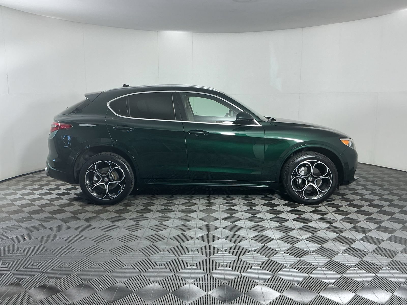 Used 2020 Alfa Romeo Stelvio Ti Lusso w/ Quick Order Package 22X Lusso AWD/4WD image 10