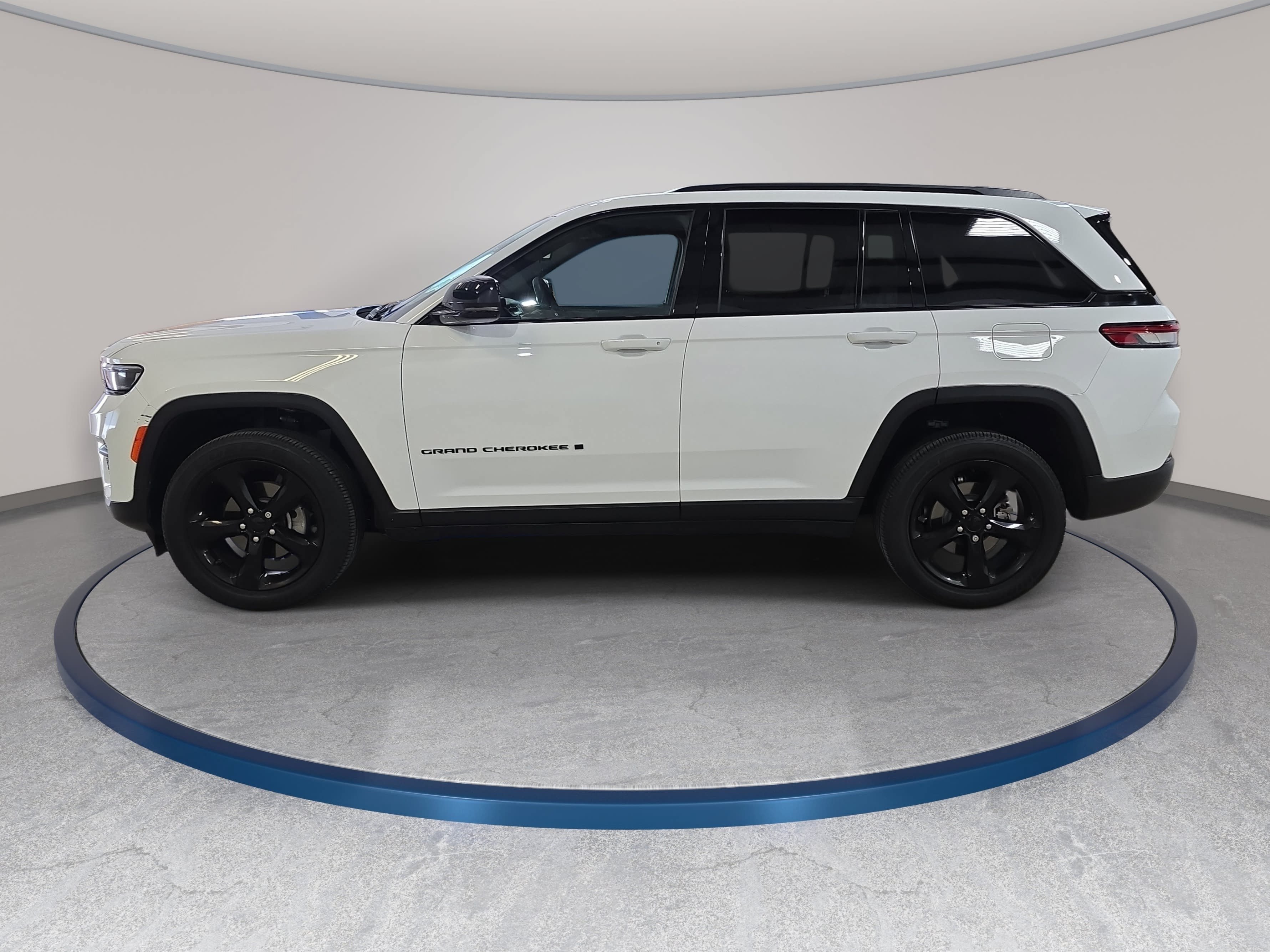 Used 2023 Jeep Grand Cherokee Altitude AWD/4WD image 9