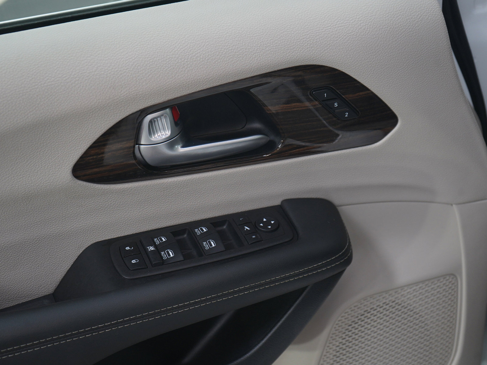 Used 2024 Chrysler Pacifica Limited FWD image 23