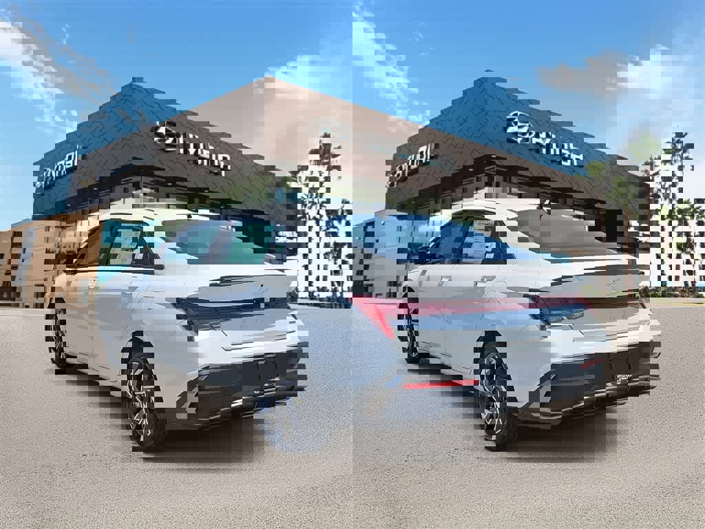 New 2025 Hyundai Elantra SEL image 2
