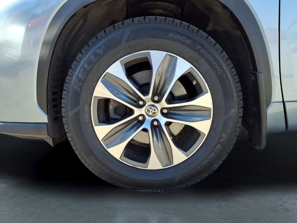 Used 2021 Toyota Highlander XLE AWD/4WD image 8