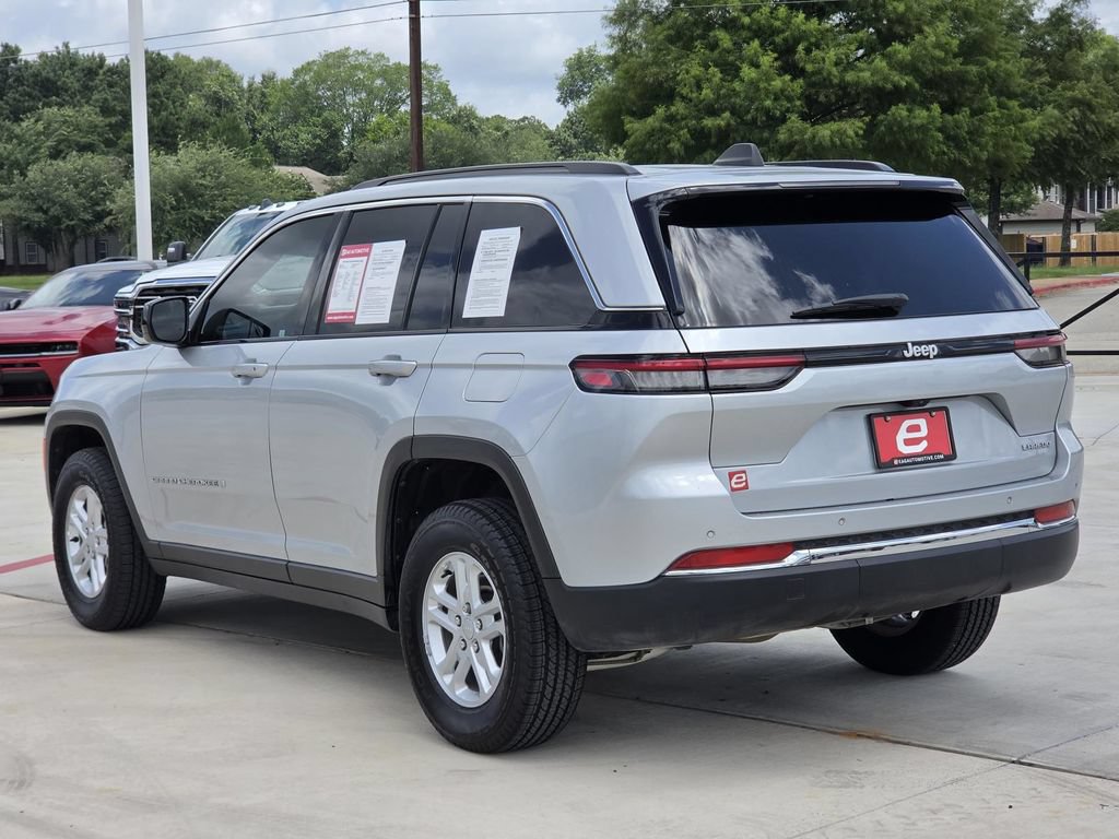 Used 2025 Jeep Grand Cherokee Laredo RWD image 5