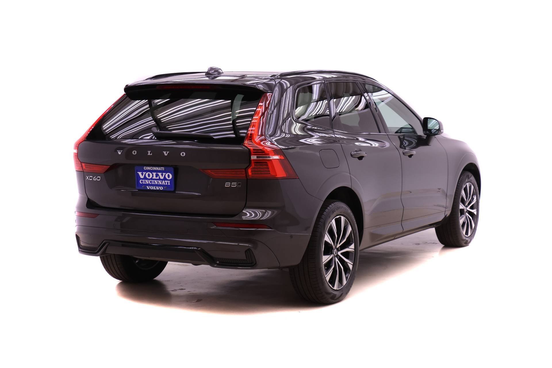 Certified 2024 Volvo XC60 B5 Plus image 4
