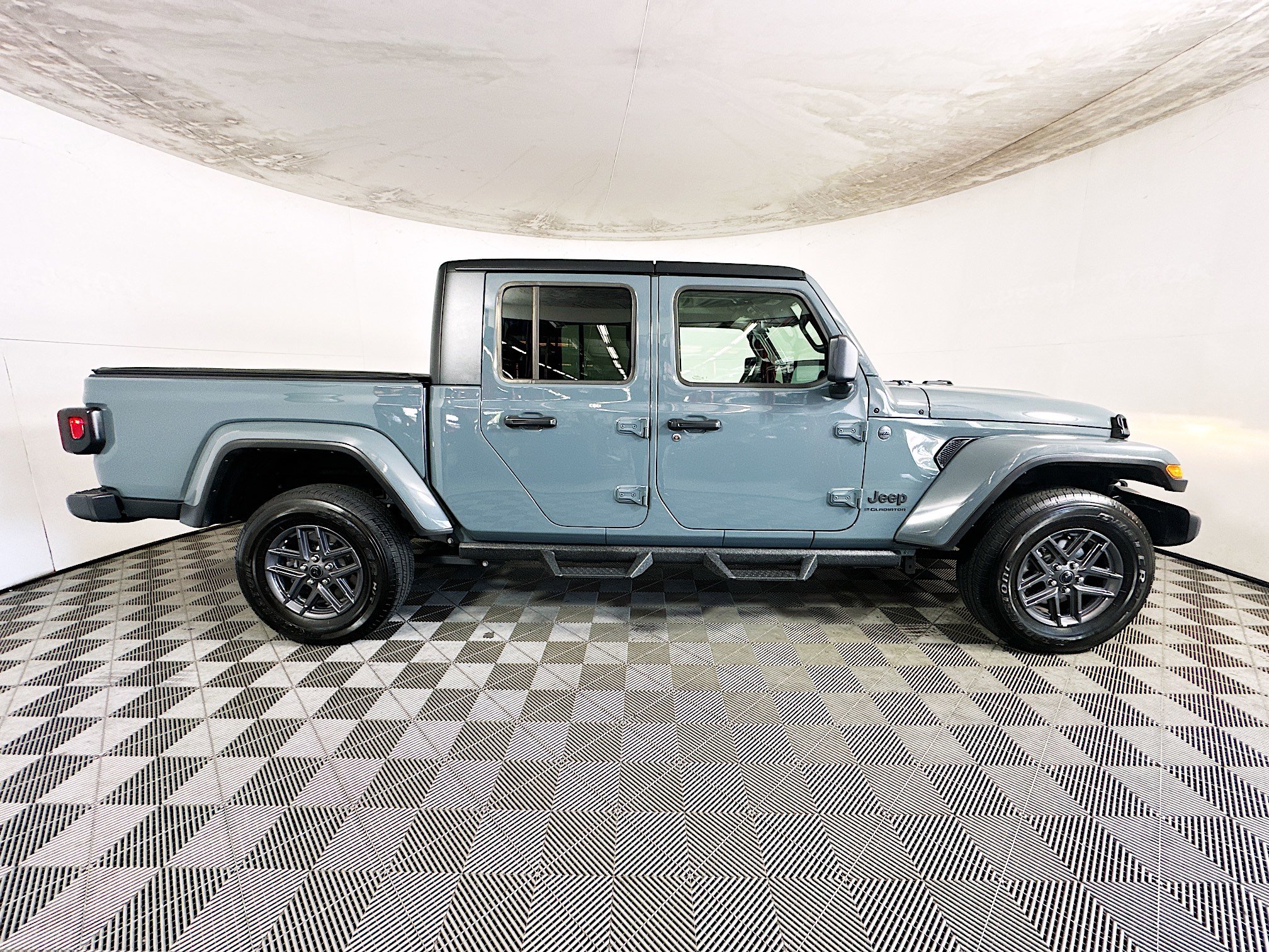 Used 2025 Jeep Gladiator Sport AWD/4WD image 2