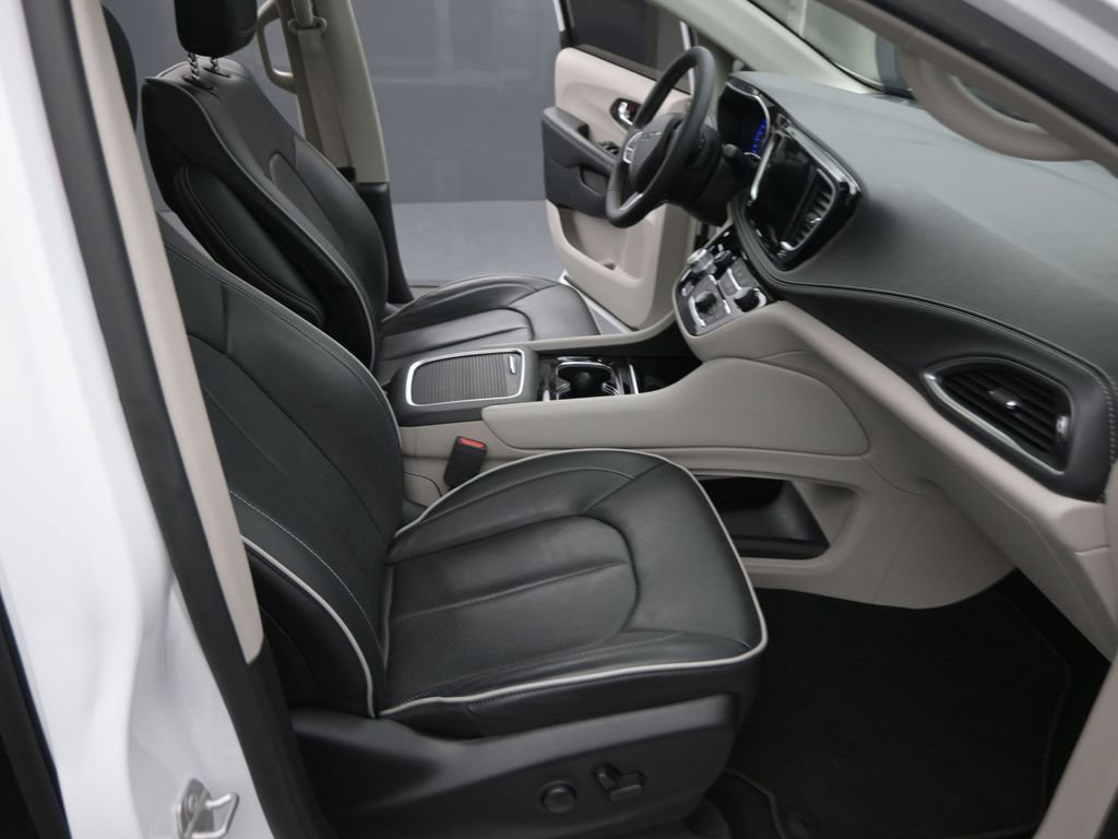 Used 2023 Chrysler Pacifica Limited AWD/4WD image 16