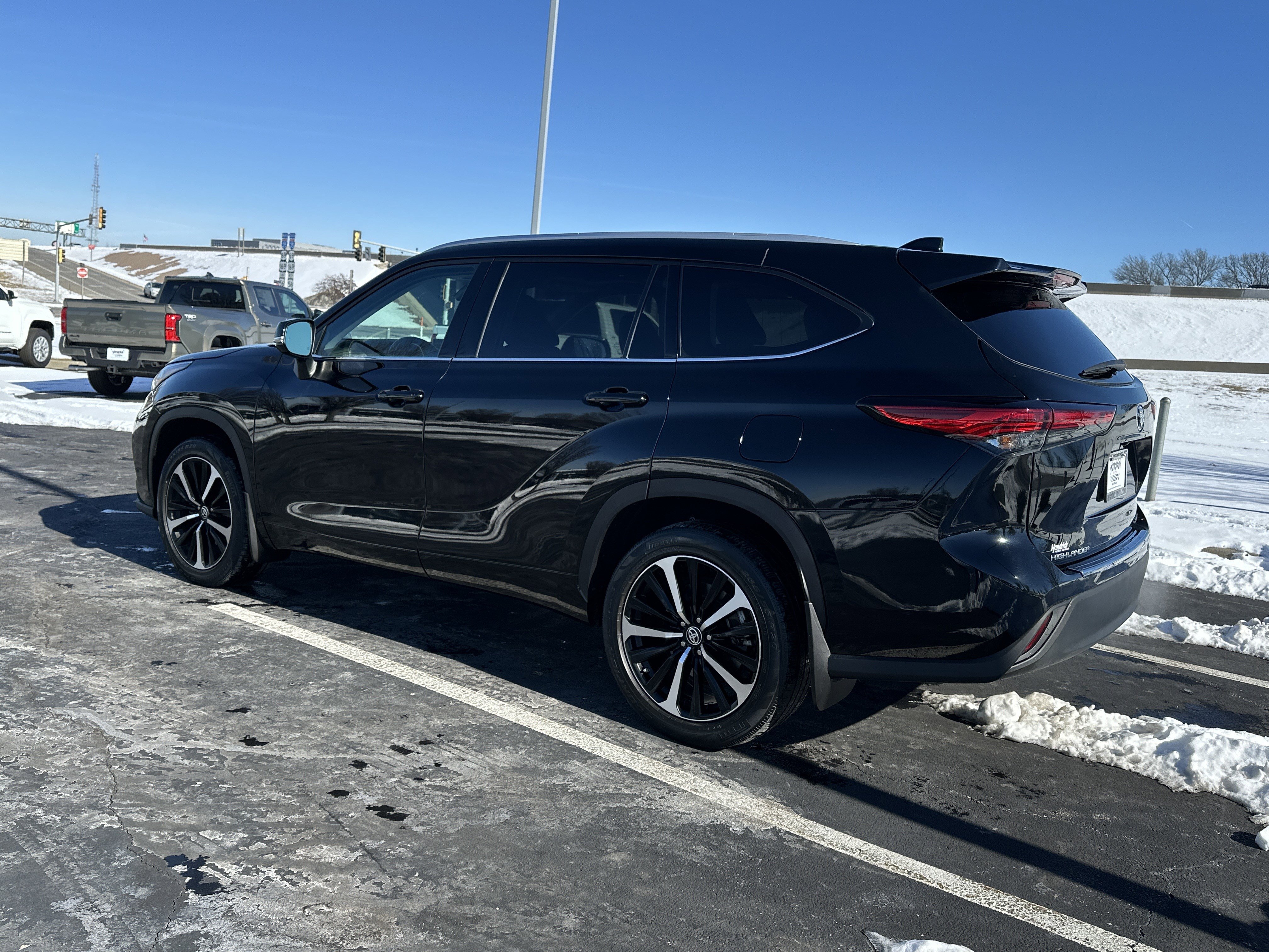 Used 2022 Toyota Highlander XLE image 8