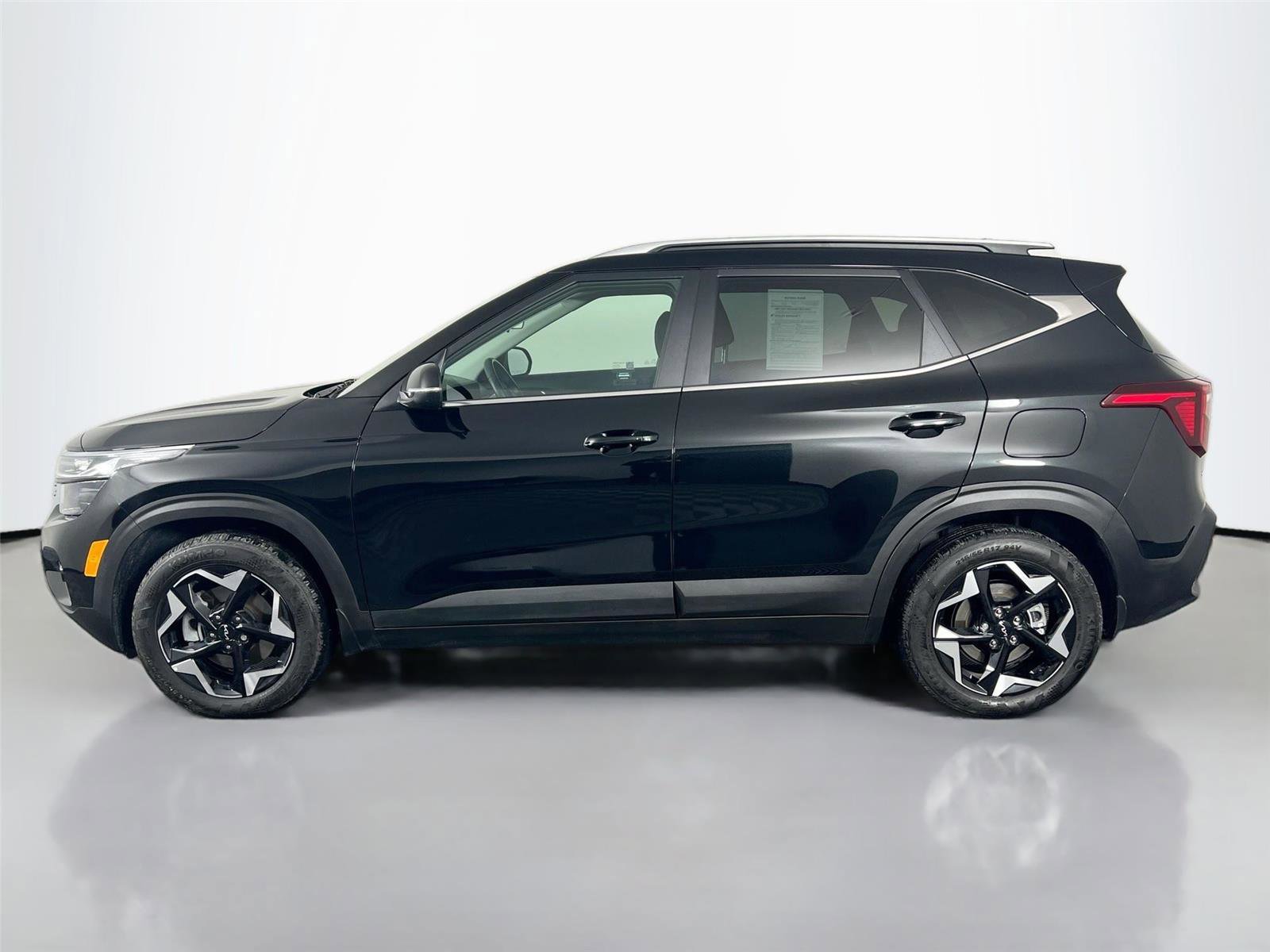 Used 2024 Kia Seltos EX image 3