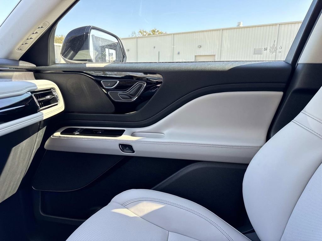 New 2026 Lincoln Aviator 2WD w/ Jet Appearance Package image 23