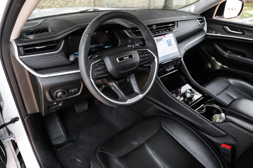 Used 2023 Jeep Grand Cherokee L Limited AWD/4WD image 26