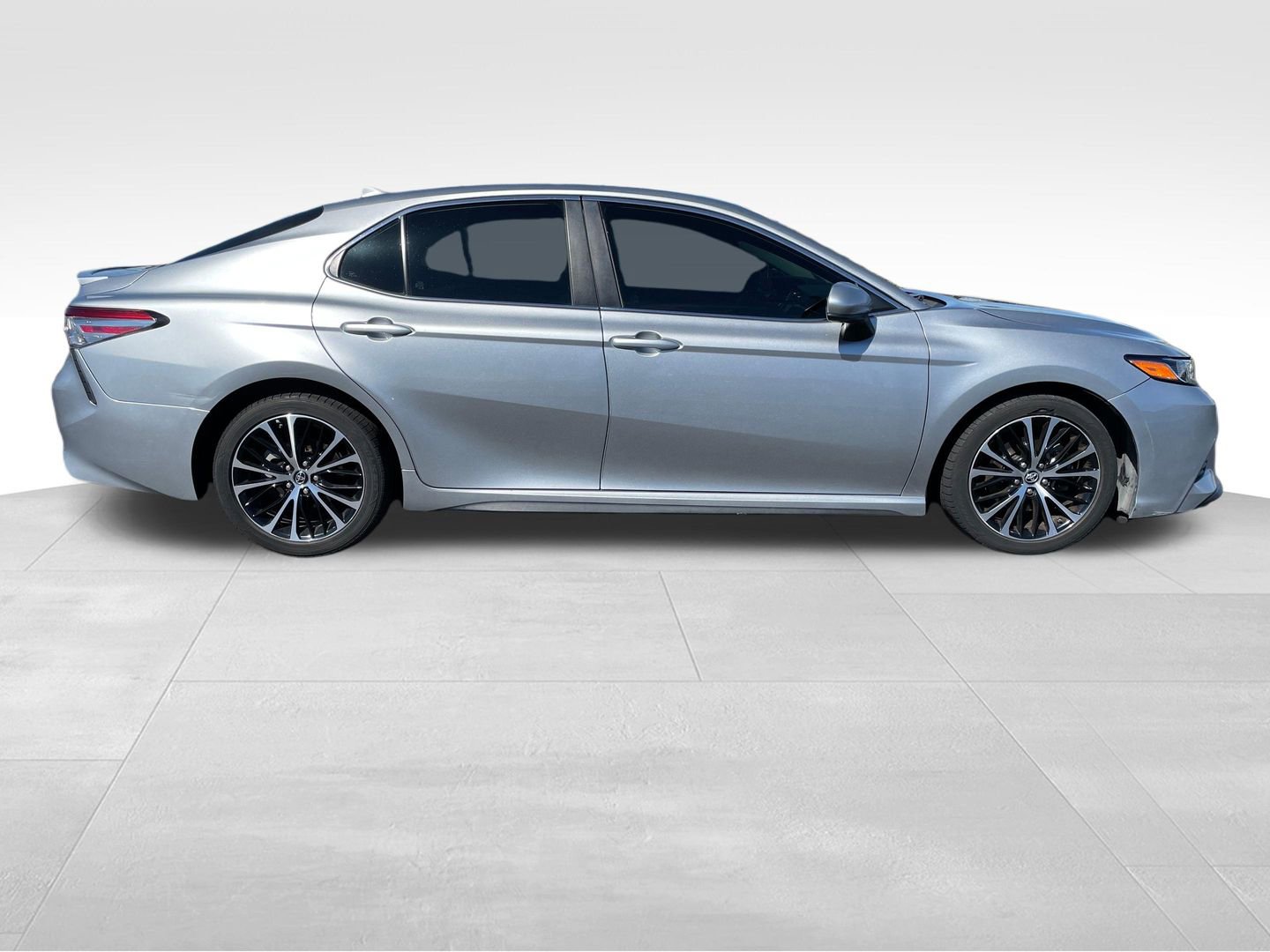 Used 2019 Toyota Camry SE image 2