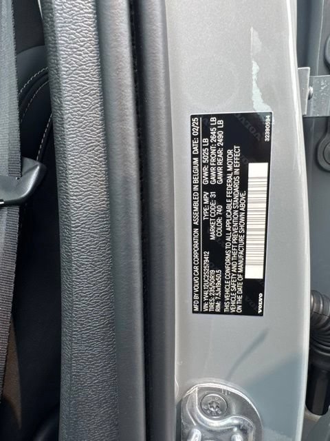 Certified 2025 Volvo XC40 B5 Plus AWD/4WD image 28
