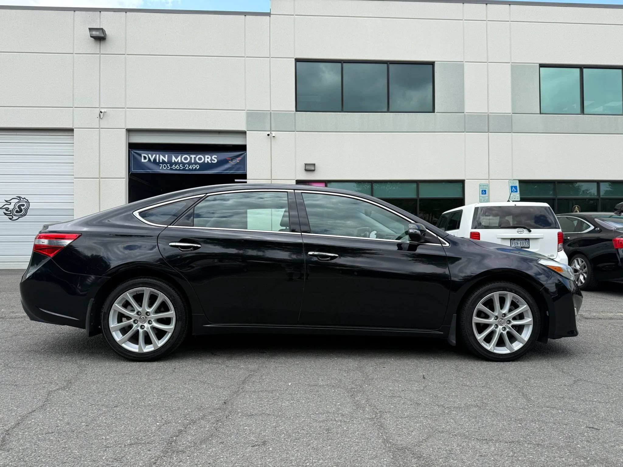 Used 2013 Toyota Avalon XLE Touring FWD image 3