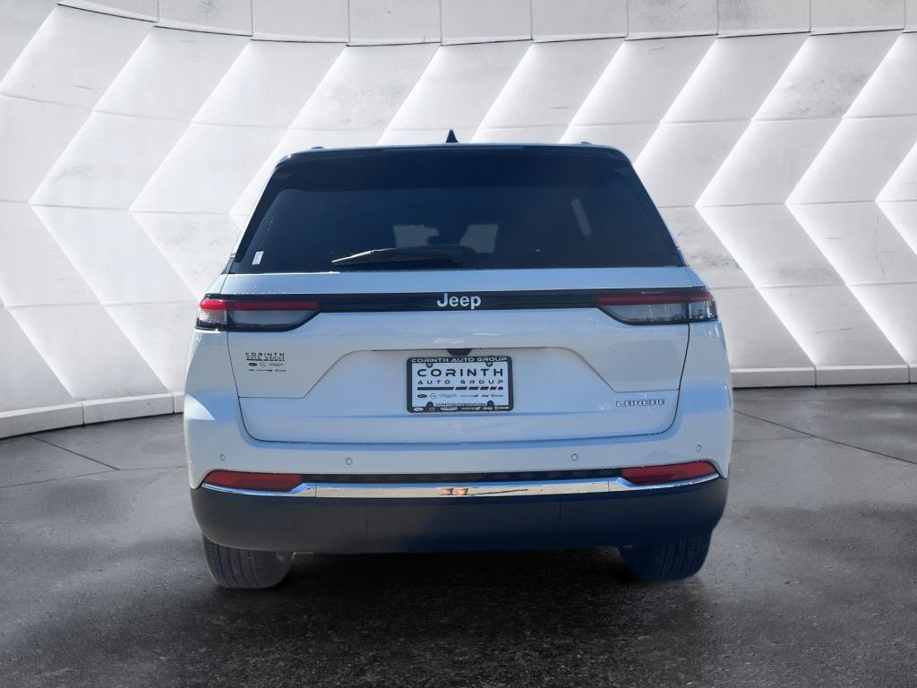 Used 2025 Jeep Grand Cherokee Laredo X RWD image 6