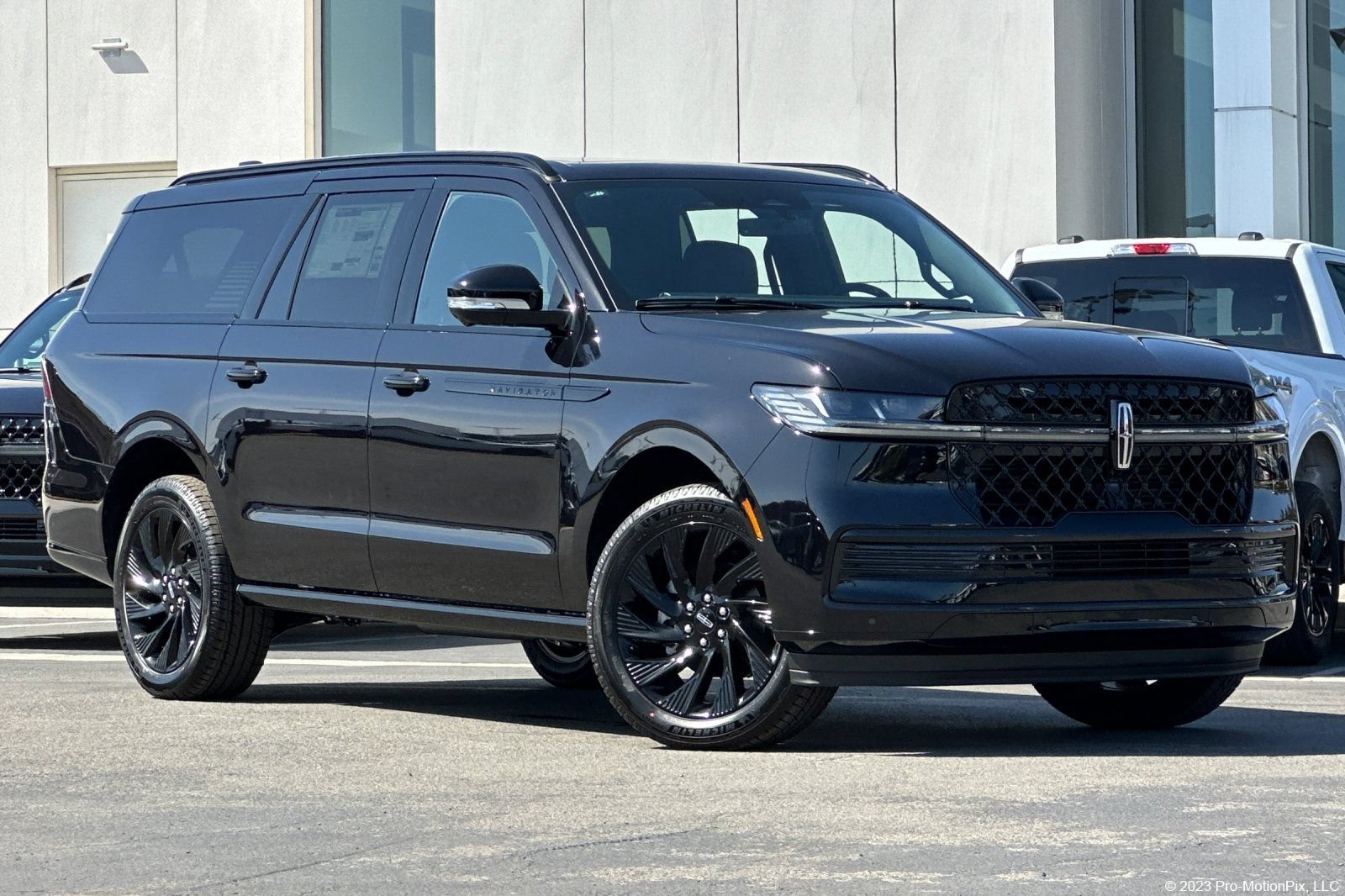 New 2026 Lincoln Navigator L Reserve w/ Jet Appearance Package AWD/4WD image 1