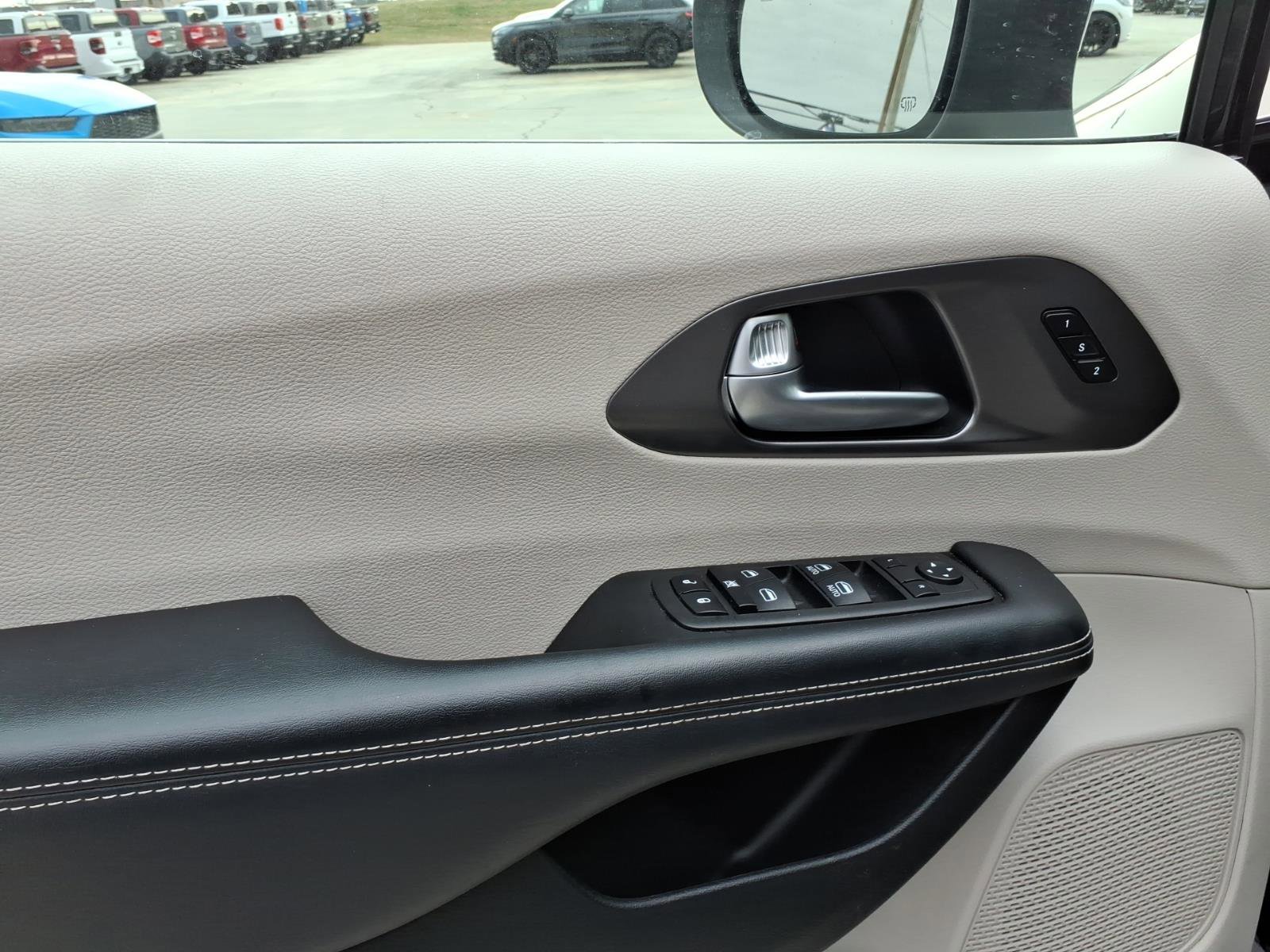 Used 2023 Chrysler Pacifica Touring-L image 11