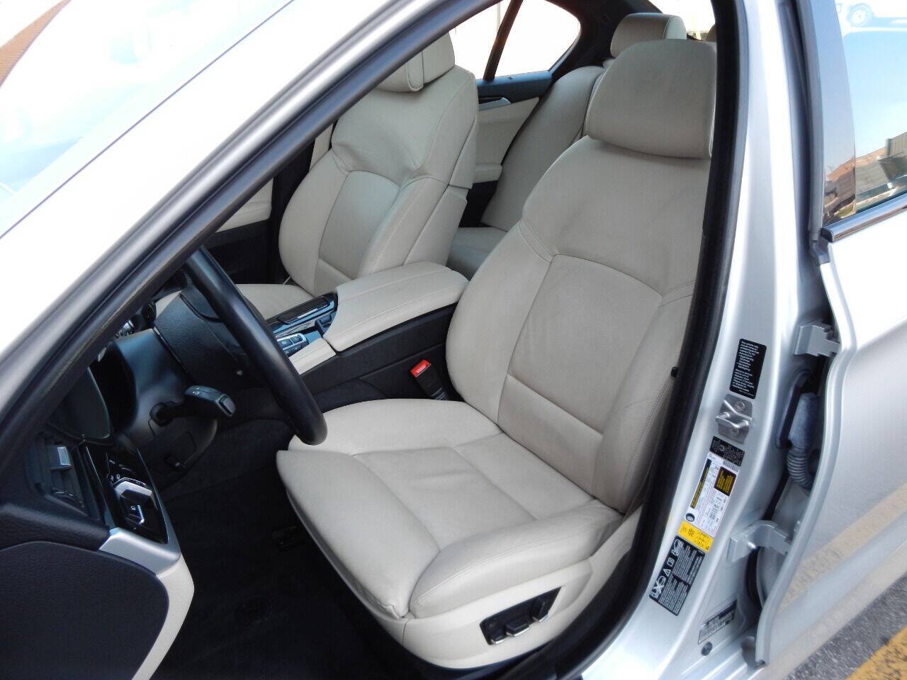 Used 2012 BMW 550i xDrive Sedan AWD/4WD image 28