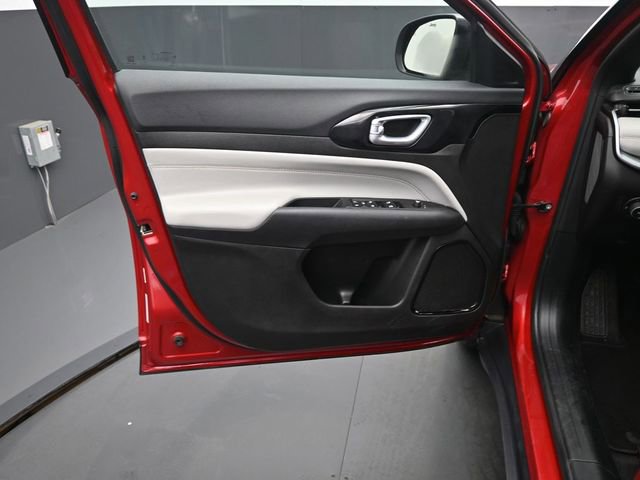 Used 2025 Jeep Compass Limited image 12