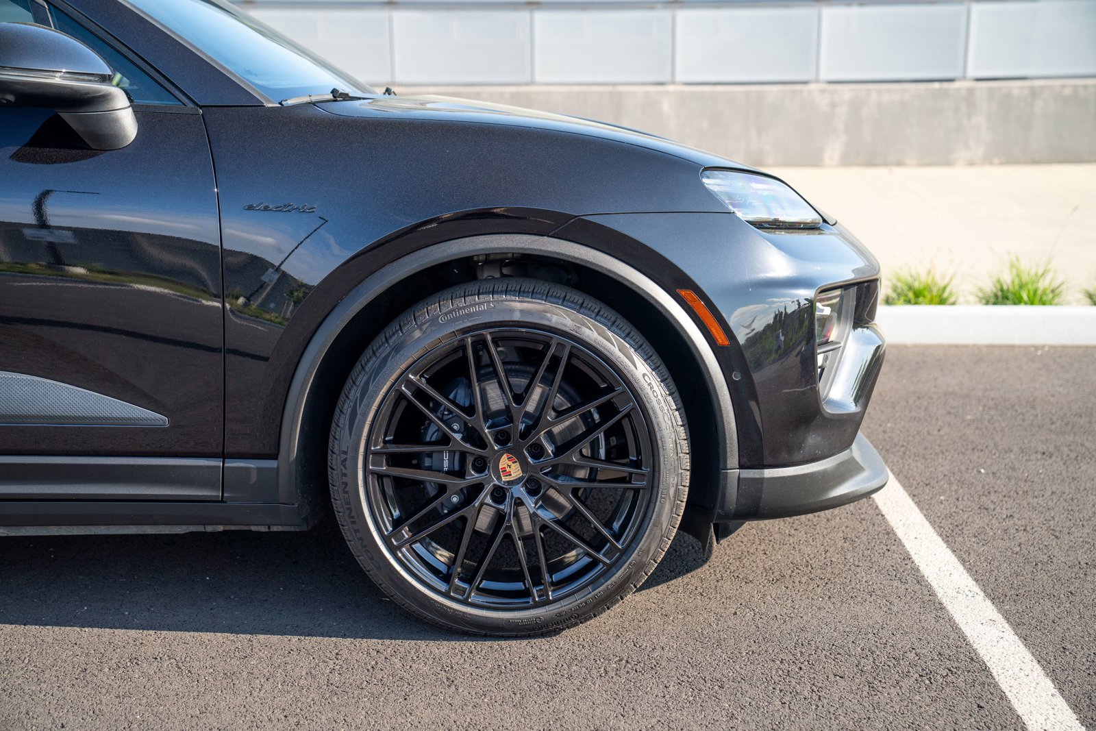 Used 2025 Porsche Macan 4 Electric AWD/4WD image 9