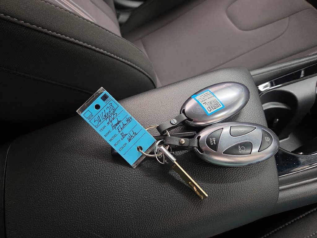 Used 2025 Hyundai Elantra Hybrid FWD image 13
