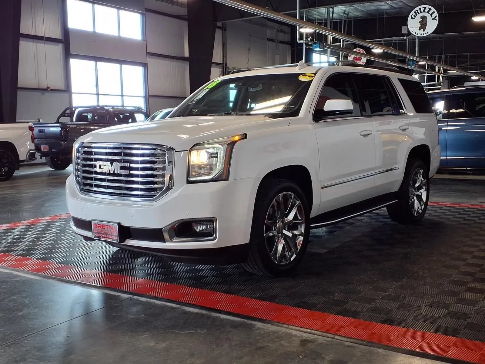 Used 2018 GMC Yukon SLT w/ Premium Edition AWD/4WD image 3
