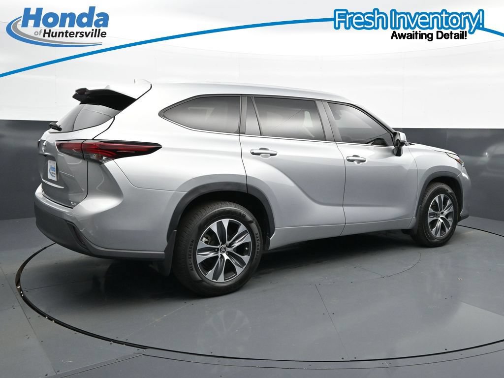 Used 2024 Toyota Highlander XLE FWD image 3
