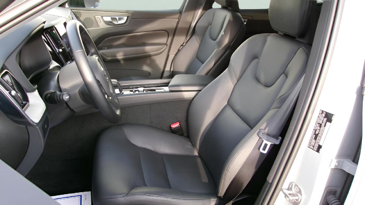 Used 2025 Volvo XC60 B5 Plus image 13