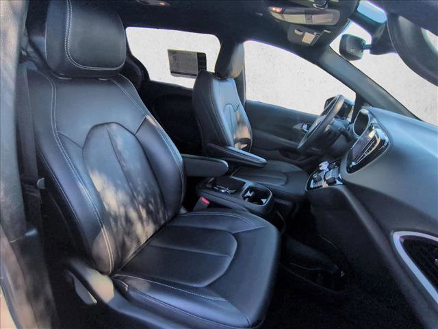 Used 2025 Chrysler Pacifica Select image 20