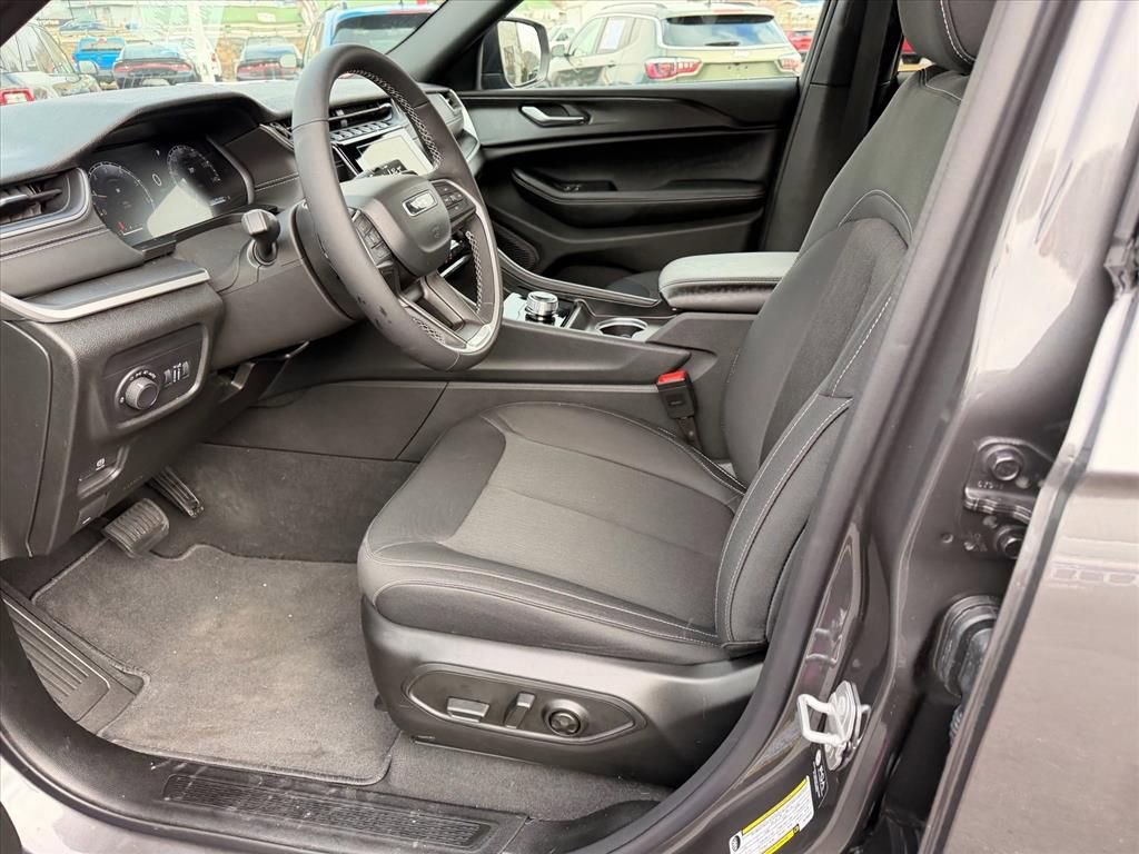 Used 2025 Jeep Grand Cherokee Laredo w/ Luxury Tech Group I AWD/4WD image 10